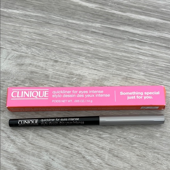 Clinique Quickliner for Eyes Intense in 09 Intense Ebony
Twist Crayon Eyeliner - Picture 2 of 6